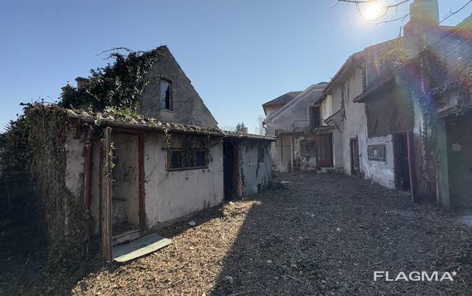 Будинок із земельною ділянкою розташований у чудовій локації з відмінною доступністю, непо