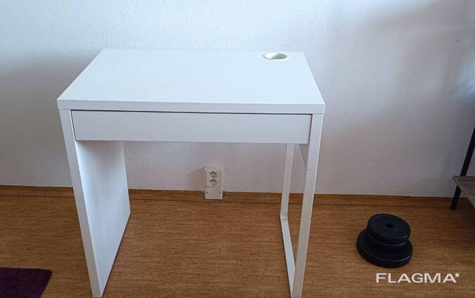 Компактный письменный стол IKEA.