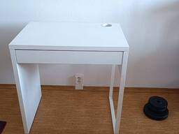 Компактный письменный стол IKEA.