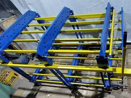 Lepicí zařízení s lisem pro výrobu SIP panelů.