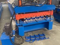 Stroj na výrobu plechů z vlnitého plechu na výrobní linku na kovové střešní panely